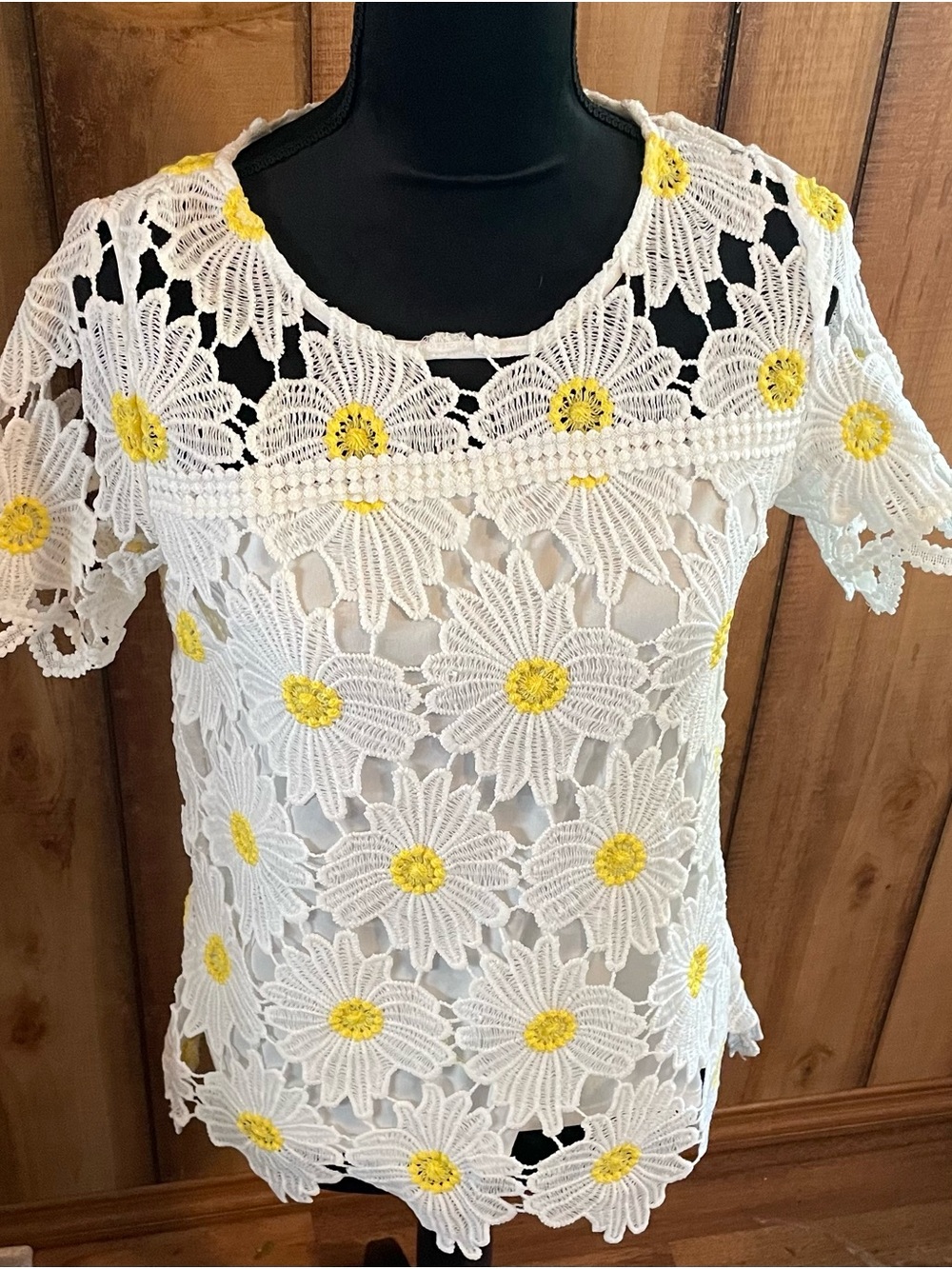 Zac & Rachel White Crochet Daisy Short Sleeve Top with Yellow Centers